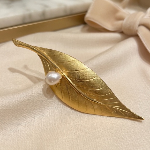 Jewelry - Vintage Gold Tone Curved Leaft with Faux Pearl Accent Brooch Pin Lapel